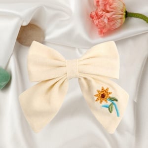 Clama de par, model school memories accesorizat cu funda supradimensionata, detaliu brodat cu elemente delicate florale, bej - Img 3