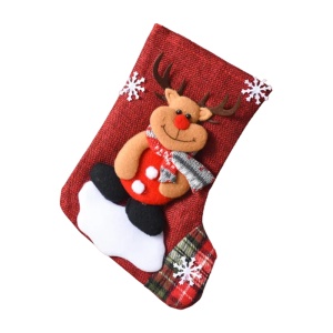 Decoratiune pentru Craciun, model tip soseta accesorizata cu personaje de poveste, ren, tematica magia sarbatorilor de iarna, maro
