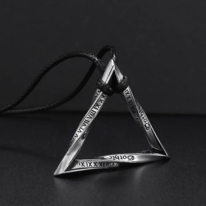 Lant cu pandantiv geometric triunghi, model cu numere romane, tematica twisted geometry M2, unisex, argintiu inchis, - Img 2