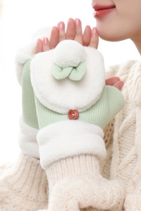 Manusi dama si adolescente, model cu degete dezgolite, capac prindere cu nasturel, accesorizate cu urechiuse si codita de iepuras, tematica winter bunny, marime universala, verzi