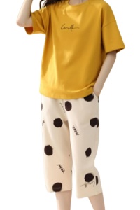 Pijama dama, set doua piese, bluza maneca scurta si pantaloni trei sferturi, model cu imprimeu abstract, tematica clasic elegant, galbena