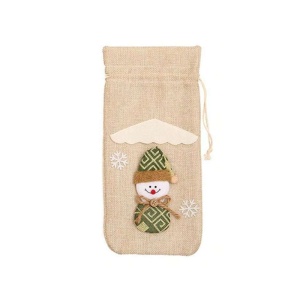 Saculet de Craciun pentru sticle de bauturi, model cu personaje de poveste, om de zapada nazdravan, prindere reglabila cu snur, tematica party winter, marime universala, bej cu verde - Img 3