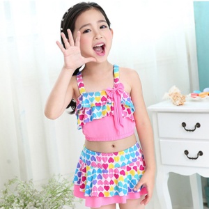 Set costum de baie pentru fetite, 3 piese, top tip bustiera, pantaloni scurti tip fustita si casca asortata, model chic elegant, imprimeu inimioare vesele, roz - Img 3