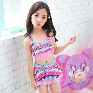 Set costum de baie pentru fetite, 3 piese, top tip bustiera, pantalon scurt tip fustita si casca asortata, model chic elegant, imprimeu abstract geometric, roz - Img 3