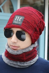 Set doua piese, caciula de barbati si fular asortat, captuseala moale si pufoasa, model daily casual, tematica felling confident, marime universala, rosu - Img 2