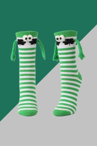 Sosete haioase, model vesel accesorizat cu manute cu magnet si ochisori, imprimeu norocos trifoi cu patru foi, tematica let's be friends, unisex, marime 36-42, verde deschis cu alb - Img 3