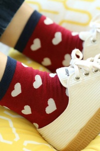 Sosete trendy, model peste glezna, imprimeu grafic cu inimioare, tematica magic heart, marime 36-42, unisex, visinii - Img 2