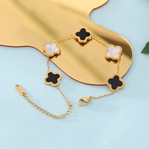 Bratara dama, model norocos, trifoi cu 4 foi, aurie, reglabila, cu accesorii negre si albe - Img 3