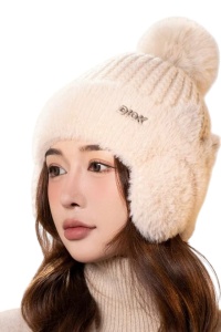 Caciula dama, model calduros cu pom pom, prelungire tip acoperitori pentru urechi, accesorizata cu urechiuse, tematica cat style, marime universala, bej
