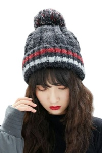 Caciula dama, model calduros cu pom pom, tematica cozy winter, marime universala, neagra