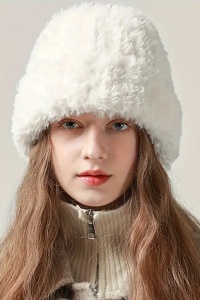 Caciula dama, model calduros pufos, tematica enjoy the snow, marime universala, alba