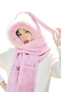 Caciula dama, model cu urechiuse de iepuras, prelungire fular calduros si spatiu pentru maini tip manusi, tematica cute little bunny, marime universala, roz inchis
