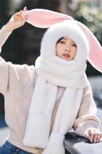 Caciula dama, model cu urechiuse de iepuras, prelungire fular calduros si spatiu pentru maini tip manusi, tematica cute little bunny, marime universala, alba - Img 2