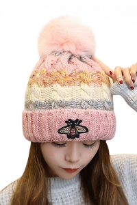 Caciula dama, model pom pom cu albinuta, captuseala calduroasa, tematica fashion bee winter, marime universala, roz