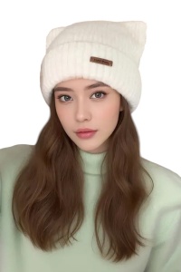 Caciula dama, model street style cu urechiuse de ursulet, calduroasa, tematica fancy winter, marime universala, alba