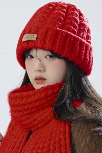 Caciula dama, set doua piese, model clasic minimalist, fular tip esarfa asortat, tematica warm and cozy winter, marime universala, rosu - Img 2