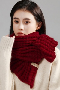 Caciula dama, set doua piese, model clasic minimalist, fular tip esarfa asortat, tematica warm and cozy winter, marime universala, visiniu - Img 2