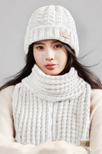 Caciula dama, set doua piese, model clasic minimalist, fular tip esarfa asortat, tematica warm and cozy winter, marime universala, alb - Img 3