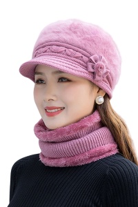 Caciula dama, set doua piese, model elegant pufos cu cozoroc si accesorizat cu fundita si fular tip guler asortat, captuseala calduroasa, tematica elegant winter flowers, marime universala, roz