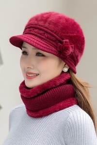 Caciula dama, set doua piese, model elegant pufos cu cozoroc si accesorizat cu fundita si fular tip guler asortat, captuseala calduroasa, tematica elegant winter flowers, marime universala, visiniu inchis - Img 3