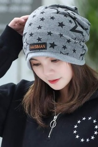 Caciula dama tip bandana, model cool cu stelute dublat la interior, despicatura la ambele parti, tematica urban style, marime universala, gri deschis - Img 3
