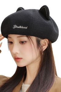 Caciula dama, tip bereta, accesorizata cu urechiuse de pisica jucausa, model cute si elegant, tematica effortlessly chic, marime universala, neagra