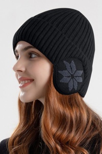 Caciula iarna, model cu protectie intarita pentru urechi, imprimeu fulg de zapada, captuseala moale si fina, tematica happy winter, unisex, marime universala, neagra