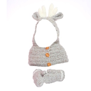 Caciula pentru copii, set doua piese, model calduros si voluminos cu prelungire pe umeri, accesorizat cu nasturi si urechiuse, manusi asortate, tematica happy forest deer, 4 – 8 ani, gri