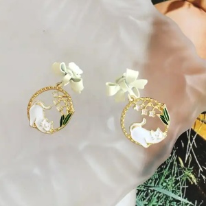 Cercei dama, model cu pisica jucausa, accesorizati cu fundite si flori, tematica funny cat, albi - Img 4