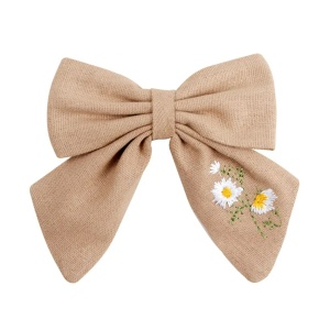 Clama de par, model school memories accesorizat cu funda supradimensionata, detaliu brodat cu elemente delicate florale, maro