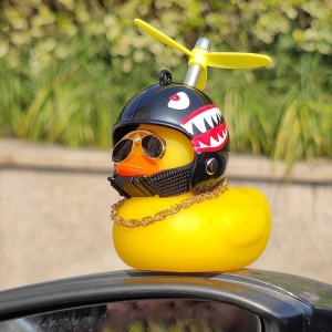 Figurina decorativa, rata cool, model cu casca helicopter, lant si ochelari de soare, tematica cool duck, galbena - Img 2