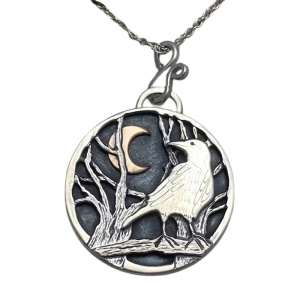 Lant unisex, model grafic unicat, cu pandantiv in forma de cerc, tematica raven in the night sky, argintiu