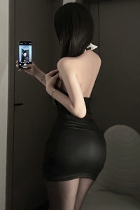 Lenjerie sexy, set 2 piese, rochie scurta mulata, spate gol, accesorizata cu guleras si chilot cu decupaj tanga, model provocator, tematica stylish lover, neagra - Img 2