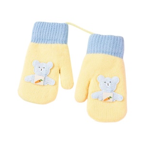 Manusi copii, model dragut cu un singur degetel si snur, manseta elastica, accesorizate cu figurine vesele, tematica happy winter, unisex, marime 3 – 8 ani, galbene