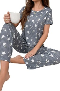 Pijama dama, set 2 piese, bluza cu maneca scurta si pantaloni lungi, model deosebit cu imprimeu floral, tematica lovely little flowers, gri
