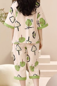 Pijama dama, set 2 piese, bluza maneca scurta cu dublura la piept si pantaloni trei sferturi, model cu elemente din natura, tematica I love nature, verde - Img 2