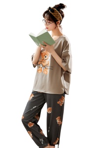 Pijama dama, set doua piese, bluza maneca scurta cu umar cazut, margini rotunde in partea jos si pantaloni lungi, model cu ursulet cute, tematica I sleep with my teddy, gri