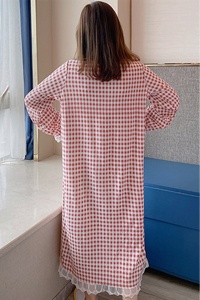 Pijama dama tip camasa de noapte, model cu detalii delicate la maneci, inchidere reglabila la decolteu cu snur, tematica nopti confortabile, rosu inchis cu alb - Img 2