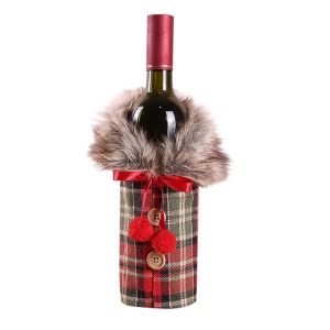 Saculet de Craciun pentru sticle de bauturi, model fancy accesorizat cu blanita si nasturi, tematica petrecere de Craciun, marime universala, rosu