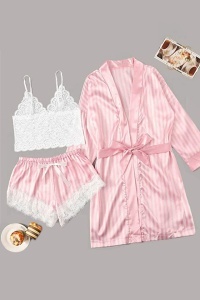 Set 3 piese, lenjerie tip pijama sexy, satin si dantela, halat, bustiera si pantalon scurt, roz - Img 3