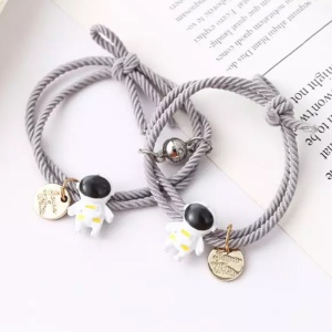 Set bratari cu magnet, tip sfoara, model astronaut, accesoriu rotund auriu, unisex, gri - Img 2