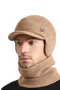 Set doua piese, caciula de barbati tip sapca moale cu cozoroc si protectie urechi, fular asortat, captuseala pufoasa, model office style, tematica I wanna be confortable, marime universala, maro
