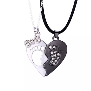 Set lant cuplu cu pandantiv inima cu magnet, model happy feet, unisex, argintiu cu negru