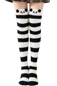 Sosete dama, model cu dungi, lung peste genunchi, calduros si accesorizat cu urechiuse, tematica warm sexy winter, marime 38 – 42, negre cu alb