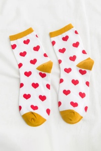 Sosete trendy, model peste glezna, imprimeu grafic cu inimioare, tematica magic heart, marime 36-42, unisex, albe - Img 3