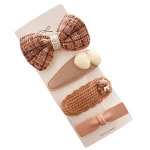 Accesorii de par, tip clema, set 4 piese, funda cu inimioare, crem