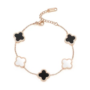 Bratara dama, model norocos, M2, trifoi cu 4 foi, bronz, reglabila, cu accesorii negre si albe