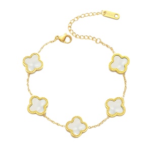 Bratara dama, model norocos, trifoi cu 4 foi, aurie, reglabila, cu accesorii albe