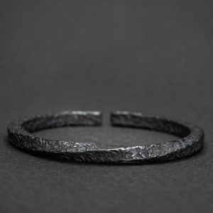Bratara vintage lucioasa, model old blacksmith work, tematica dark age, unisex, neagra, - Img 4