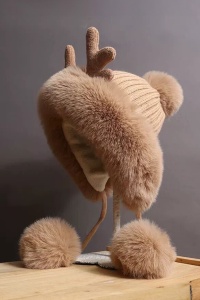 Caciula dama, accesorizata cu cornite de ren, decupaj la spate pentru par, model pom pom cu prindere sub barbie, tematica pretty cute for a deer, marime universala, maro - Img 3